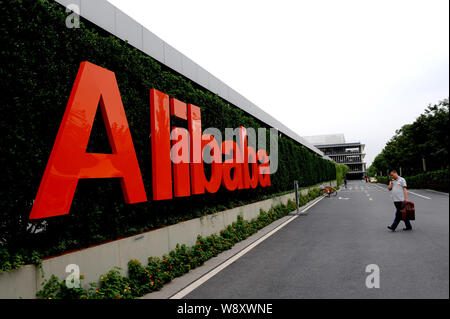 --FILE--un piéton passe devant un panneau d'Alibaba au siège de l'e-commerce chinois Alibaba Group géant à Hangzhou city, east Chines Zhe Banque D'Images