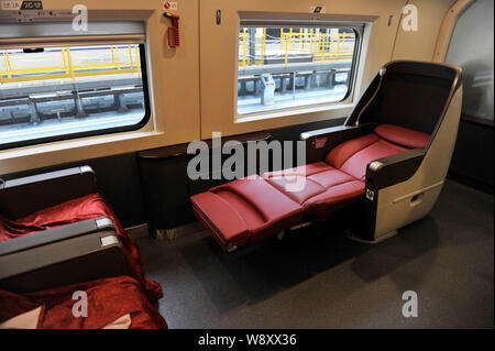 Voir des sièges dans un CRH (China railway High-speed) 380A bullet train à la station de maintenance à Nanchang city, province de Jiangxi, Chine de l'est 15 Ma Banque D'Images