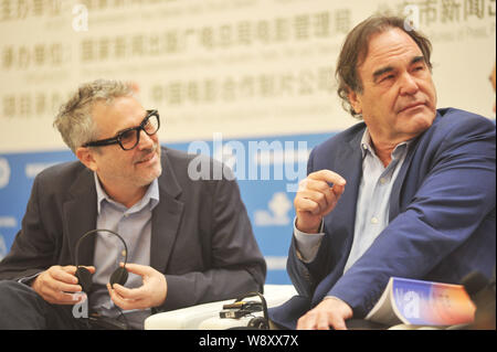 Réalisateur américain Oliver Stone, droite, et réalisateur mexicain, Alfonso Cuaron, gauche, assister à l'Sino-Foreign Film Co-production Forum du 4t Banque D'Images