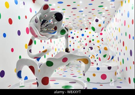 Œuvres d'art de l'artiste japonaise Yayoi Kusama sont affichées à l'exposition son Asia tour à Shanghai, Chine, le 20 janvier 2014. Un rêve j'ai rêvé---Yayoi Banque D'Images