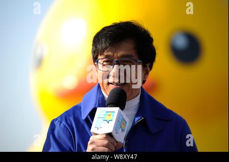 --FILE--Hong Kong star Jackie Chan, président de la Chinese Rubber Duck Fan Club, parle au cours d'une cérémonie d'adieu pour le géant un canard en caoutchouc Banque D'Images