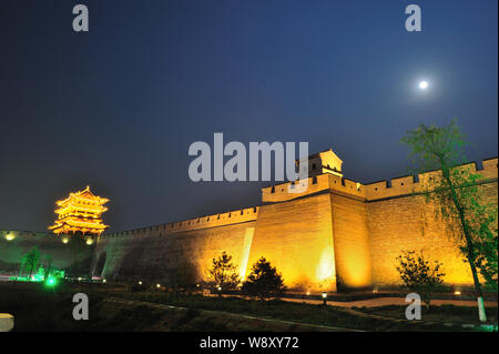 Vue de nuit sur le mur de la ville et tour-porte de vieille ville de Ping Yao à Pingyao county au nord Chines dans la province du Shanxi, le 24 mai 2013. Banque D'Images