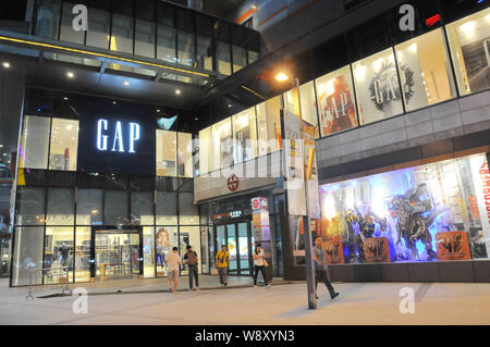 --FILE--Vue de nuit un magasin Gap à Shenyang city, au nord-est de la province de Liaoning, Chine 5 août 2014. JD.com Inc. a établi un partenariat Gap Inc à vendre des t Banque D'Images