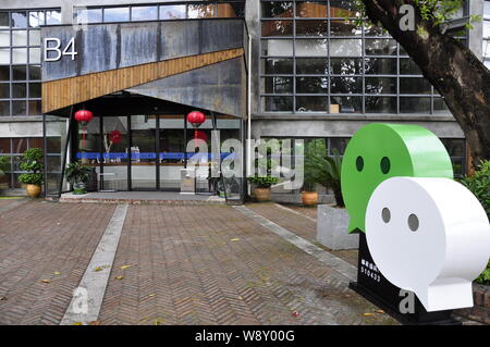 --FILE--une pancarte de la messagerie mobile app Weixin, ou de Tencent WeChat, est représentée au siège de WeChat dans la ville de Guangzhou, Chine du sud Gu Banque D'Images