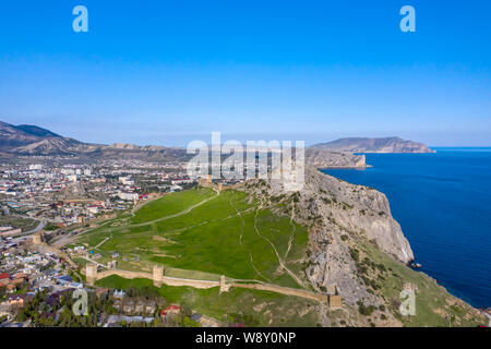 Vue panoramique vue aérienne de la forteresse génoise au coucher du soleil à Sudak Banque D'Images