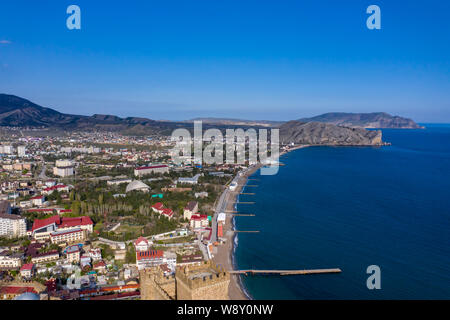 Vue depuis une grande hauteur à la station balnéaire de Lloret de Mar, sur la mer Noire, en Crimée. Vue aérienne drone Banque D'Images
