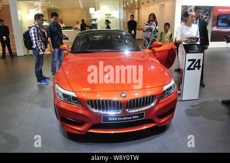 --FILE--visiteurs regarder une BMW Z4 sDrive 35est lors de la 15ème Exposition de l'industrie internationale de l'Automobile de Shanghai, connue sous le nom de Auto China 2014, à l'al. Banque D'Images