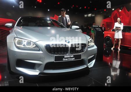 --FILE--un visiteur regarde une BMW M6 Gran Coupé lors de la 15ème Exposition de l'industrie internationale de l'Automobile de Shanghai, connue sous le nom de Auto China 2014, dans Banque D'Images