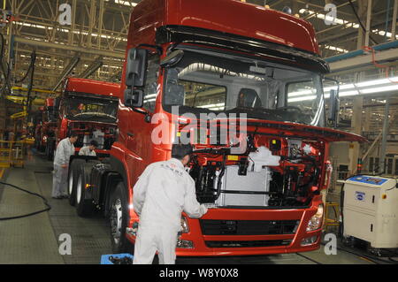 --FILE--travailleurs chinois monter un camion sur la ligne d'assemblage de poids lourds à une usine automobile de véhicule commercial Dongfeng Co. à Shiyan city, 100 Banque D'Images