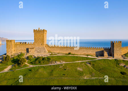 Château du consul à Sudak forteresse génoise, en Crimée, au coucher du soleil. Drone aérien shot Banque D'Images