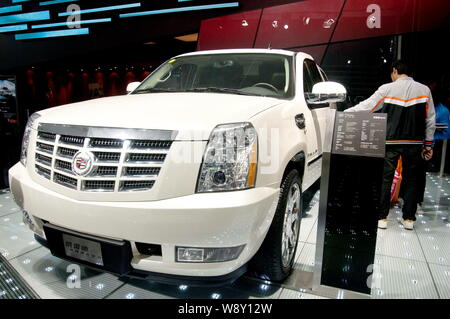 --FILE--un visiteur regarde une Cadillac Escalade hybride de General Motors (GM) sur l'affichage lors d'une auto show dans la ville de Hangzhou, Zhejiang en Chine de l'est pr Banque D'Images