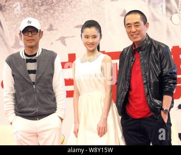 (De gauche) acteur chinois Chen Daoming, actrice chinoise Zhang Huiwen et réalisateur chinois Zhang Yimou posent lors d'une conférence de presse pour leur nouveau mov Banque D'Images