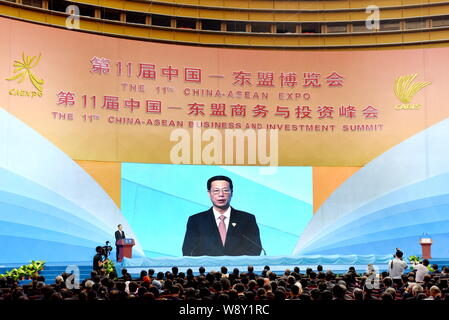 Le vice-Premier ministre chinois Zhang Jaili prononce un discours lors de la cérémonie d'ouverture de la 11e Expo Chine-ASEAN (CAEXPO) et la 11e entreprise Chine-ASEAN et Banque D'Images