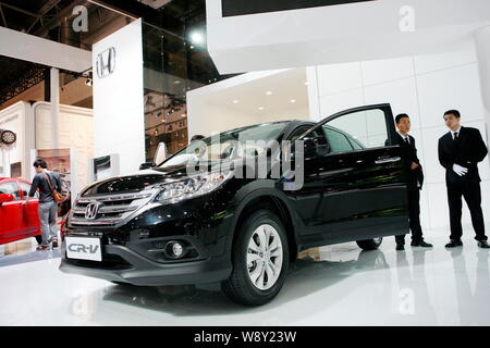 --FILE--un visiteur fait l'essai d'une Honda CR-V sur l'affichage lors de la 13e exposition Internationale Automobile de Beijing, également connu sous le nom de Auto China 2014, à Bei Banque D'Images