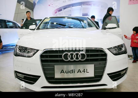 --FILE--visiteurs essayer ou voir une Audi A4L sur l'affichage à une auto show en ville, est de la Chine dans la province de Jiangxi, du 20 avril 2013. Reca est Audi Banque D'Images