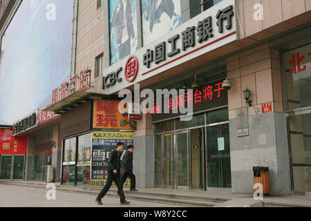 - Un fichier clients--marcher vers une succursale de l'ICBC (Industrial and Commercial Bank of China) à Pékin, Chine, 10 mars 2014. La Chine a ouvert le n Banque D'Images