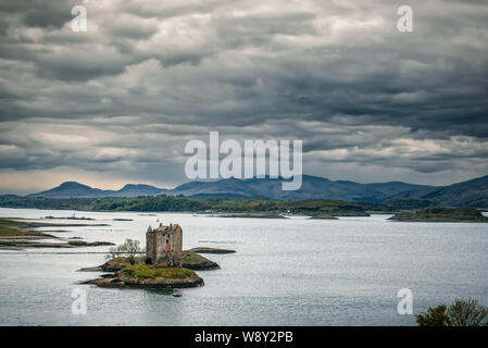 Château de Stalker, Appin, ÉCOSSE - 9 mai 2019. Château de Stalker, construit en 1446, se dresse sur un petit îlot rocheux sur le Loch Linnhe, sur la côte de l'Écosse Banque D'Images