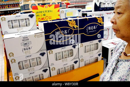 --FILE--un client chinois marche dernières cartouches de lait Mengniu dans un supermarché de luxe dans la ville de Yichang, province du Hubei en Chine centrale, le 2 septembre 201 Banque D'Images