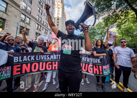 Hawk Newsome, Directeur de BLM de grand New YorkNew York résidents, des militants, des organisateurs communautaires, et les élus ont tenu un rassemblement à Adam Clayton Powell Jr. State Office Building le 11 août 2019, avant d'entreprendre une marche, qui a fait escale au cercle de Frederick Douglas, Musée d'Histoire Naturelle, Columbus Circle et culminer au Trump Tower ; d'émettre un avertissement à la ville et des représentants de l'Etat pour résoudre des problèmes de longue date de désinvestissement public, le racisme institutionnel, et la criminalisation de la pauvreté. (Photo par Erik McGregor/Pacific Press) Banque D'Images