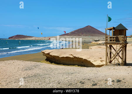 Dans El Medano Tenerife avec Montana Roja (Red Mountain) et de la plage sur l'arrière-plan Banque D'Images