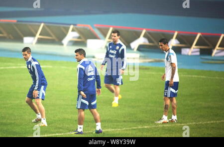 (À partir de la deuxième gauche à droite) Sergio Aguero, Lionel Messi et Angel Fabian di Maria de l'Argentine prendre part à une session de formation dans le smog pour une lourde Banque D'Images
