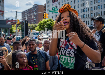 Nupol Kiazolu, Président de BLM de Grand New York - New York résidents, des militants, des organisateurs communautaires, et les élus ont tenu un rassemblement à Adam Clayton Powell Jr. State Office Building le 11 août 2019, avant d'entreprendre une marche, qui a fait escale au cercle de Frederick Douglas, Musée d'Histoire Naturelle, Columbus Circle et culminer au Trump Tower ; d'émettre un avertissement à la ville et des représentants de l'Etat pour résoudre des problèmes de longue date de désinvestissement public, le racisme institutionnel, et la criminalisation de la pauvreté. (Photo par Erik McGregor/Pacific Press) Banque D'Images