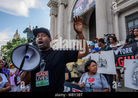 Hawk Newsome, Directeur de BLM de grand New YorkNew York résidents, des militants, des organisateurs communautaires, et les élus ont tenu un rassemblement à Adam Clayton Powell Jr. State Office Building le 11 août 2019, avant d'entreprendre une marche, qui a fait escale au cercle de Frederick Douglas, Musée d'Histoire Naturelle, Columbus Circle et culminer au Trump Tower ; d'émettre un avertissement à la ville et des représentants de l'Etat pour résoudre des problèmes de longue date de désinvestissement public, le racisme institutionnel, et la criminalisation de la pauvreté. (Photo par Erik McGregor/Pacific Press) Banque D'Images