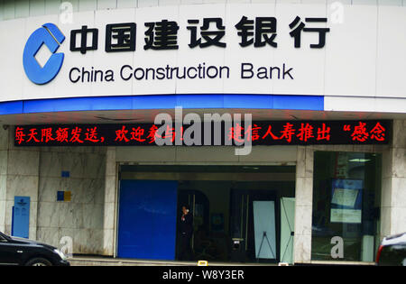 --FILE--Vue d'une succursale de la Banque de Construction de Chine (BCC) dans la ville de Yichang, province de Hubei, Chine centrale, du 16 mai 2014. China Construction Bank (C Banque D'Images