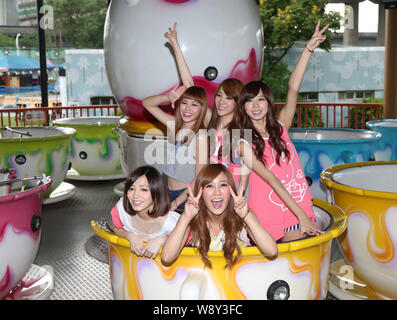 Les membres du groupe de fille Dame de la population taïwanaise célébrer lors d'un événement pour rencontrer des supporters à amusement park à Taipei, Taiwan, 24 septembre 2014. Banque D'Images