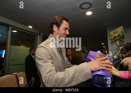 La superstar suisse Roger Federer tennis signe des autographes pour les fans à l'Aéroport International de Shanghai Pudong après l'atterrissage à Shanghai, Chine, 4 Octobe Banque D'Images