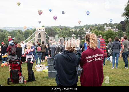 Clifton, Bristol, Royaume-Uni. 8 août 2019. Cette année, le Bristol Balloon Fiesta commence avec une spectaculaire ascension masse tôt le matin de l'Ashton Co Banque D'Images