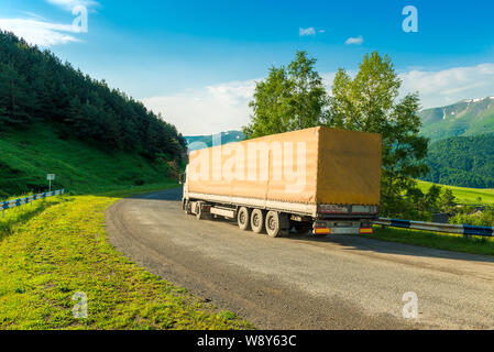 Les wagon chargé sur les routes de montagne de serpentines en Arménie Banque D'Images