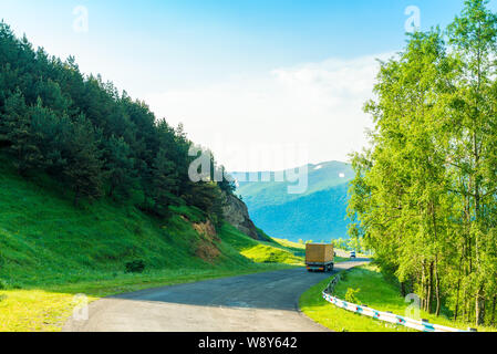 La route panoramique de la montagne du Caucase et le chariot avec une charge sur la tour Banque D'Images