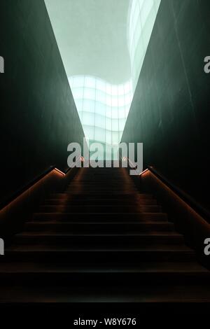 Plan vertical d'un escalier dans un bâtiment moderne Banque D'Images