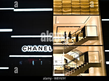 - Un fichier clients--shop à une boutique de la marque de luxe chanel dans Beijing, Chine, 16 décembre 2013. Les produits de luxe, sacs, vêtements et bijoux voyons Banque D'Images