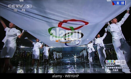 Dans ce plat pour prises de CCTV (Télévision centrale chinoise), les athlètes chinois portent un drapeau olympique lors de la cérémonie d'ouverture pour l'été 2014 Vous Banque D'Images