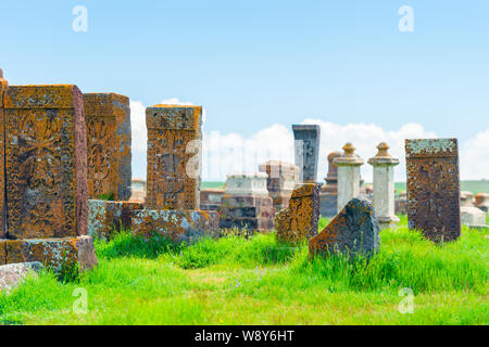 Dans l'ancien cimetière de khatchkars arméniens de Noratous en Arménie Banque D'Images