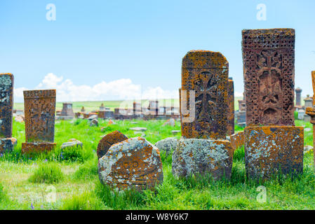 Vieilles pierres sculptées en pierre khatchkars traditionnels, Noratous cimetière en Arménie Banque D'Images