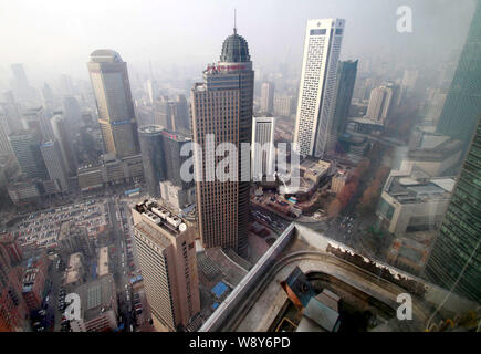 Vue de la financière et commerciale Yongjing Business en cluster avec le smog Nanjing IFC (International Finance Center), centre, et d'autres Banque D'Images