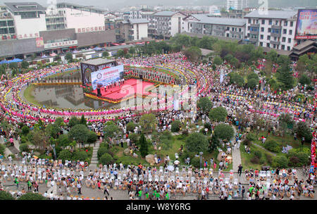 Des milliers de participants ont de leur laver les pieds au cours d'une cérémonie de lavement des pieds pour créer un record mondial Guinness en ville Wentang, Jiaozuo city, Banque D'Images