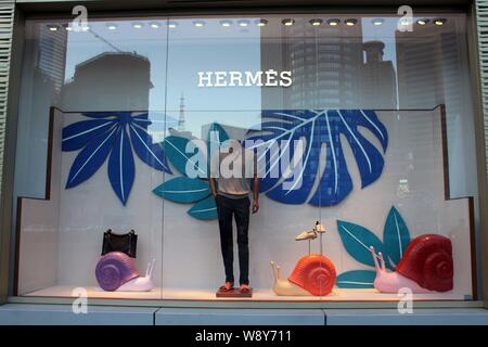 --FILE--Vue sur la vitrine d'une boutique de Hermes dans Shanghai, Chine de l'est de la province de Jiangsu, 9 août 2012. Le groupe de luxe français Herm¨¨s Inte Banque D'Images