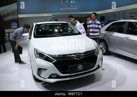 --FILE--visiteurs regarder un plug-in Hybrid Qin de BYD lors de la 13e exposition Internationale Automobile de Beijing, également connu sous le nom de Auto China 2014, à être Banque D'Images