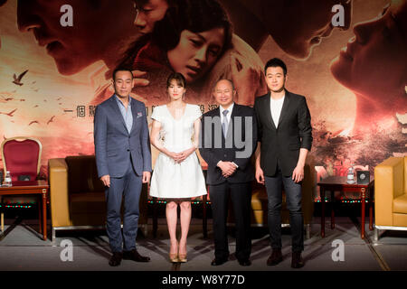 --FILE--(de gauche) Hong Kong acteur Bowie Lam Bo-yee, actrice sud-coréenne Song Hye-kyo, directeur de Hong Kong John Woo et acteur chinois Tong Dawei poser Banque D'Images