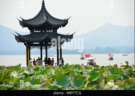 Les touristes visitent le lac de l'Ouest à Hangzhou city, province de Zhejiang, Chine de l'est vendredi 26 septembre 2013. Banque D'Images