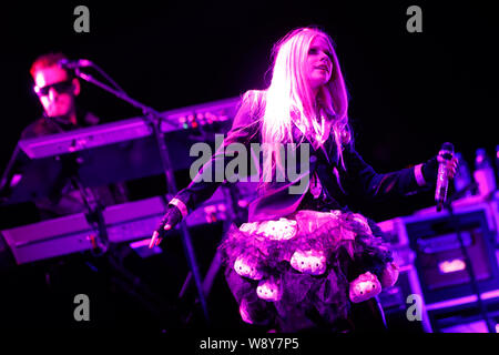 La chanteuse canadienne Avril Lavigne, droite, effectue pendant son concert Tour de Chine à Shanghai, Chine, 21 février 2014. Banque D'Images