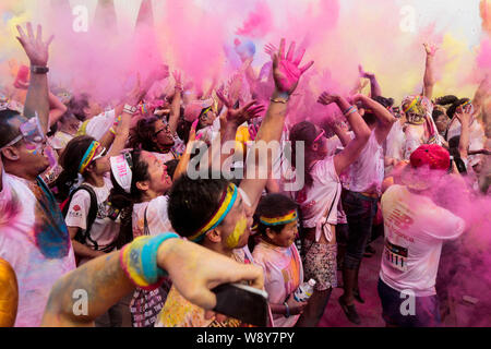 Les participants célébrer après avoir terminé les cinq kilomètres de color run event à Shanghai, Chine, le 27 septembre 2014. Des milliers de coureurs participent à Banque D'Images