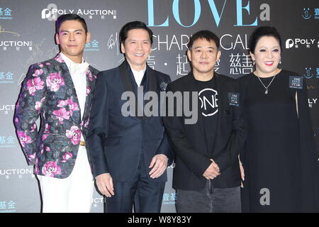 L'acteur chinois Jet Li, deuxième à droite, pose comme il arrive à l'un pour l'amour gala de charité pour une fondation à Hong Kong, Chine, 16 décembre 2014. Banque D'Images