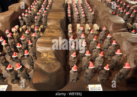 Mini de terre cuite, fabriqué à partir de chocolat Belge et wearing Santa hats, sont affichées à l'Xi¯un Shangri-la Hotel à Xi'¯ville, Territoires du Chi Banque D'Images