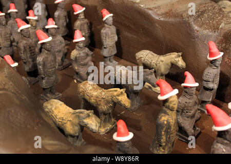 Mini de terre cuite, fabriqué à partir de chocolat Belge et wearing Santa hats, sont affichées à l'Xi¯un Shangri-la Hotel à Xi'¯ville, Territoires du Chi Banque D'Images