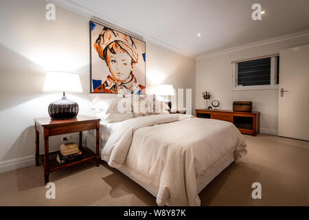 Sydney, Australie - 1 août 2019 : chambre de luxe dans une maison décorée avec feux de position, de tables et de l'art sur le mur. Banque D'Images